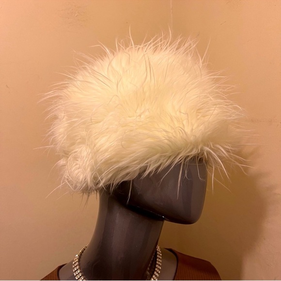 LE CHATEAU | White faux fur fuzzy elegant fall winter warm hat - Picture 10 of 10